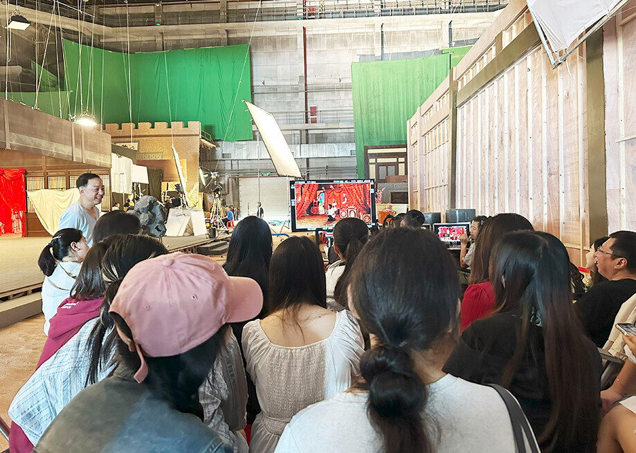 D:\党群-宣传部\202509\092201导演系师生积极参与和学习京剧舞台艺术片拍摄\图片22.jpg图片22